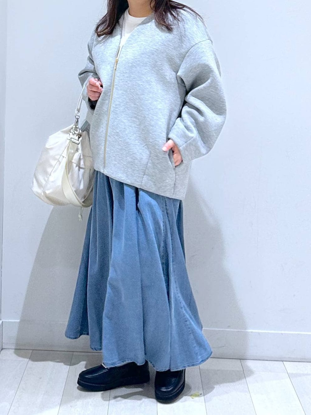 ブラック系のローファー、ホワイト系のショルダーバッグ、ホワイト系のTシャツ/カットソーを着用したキッズの冬コーディネートの2枚目の写真