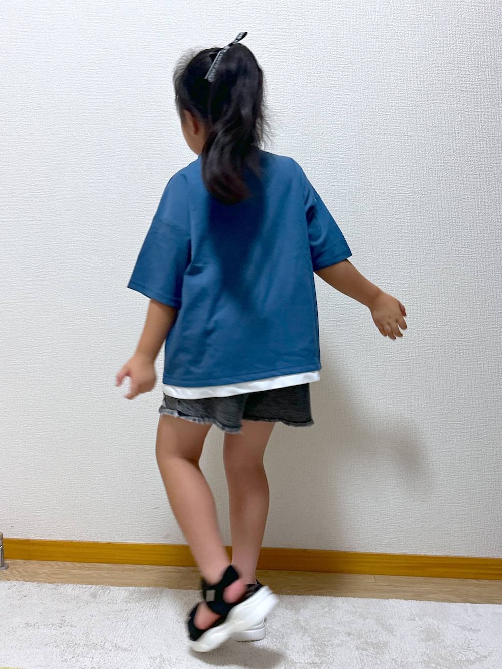 「女子ウケ、体型カバー、キッズ、キッズ服、低身長_GLOBALWORK、接触冷感、吸水速乾、夏コーデ」｜「GLOBAL WORKのGOODデニムアソートショートパンツ/147416（デニムパンツ、ブラック系）」を使った、Hina ママ さん（キッズ・115cm）の夏コーディネートの3枚目の写真