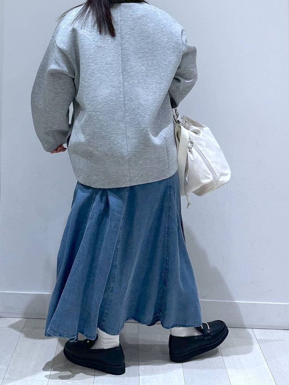 ブラック系のローファー、ホワイト系のショルダーバッグ、ホワイト系のTシャツ/カットソーを着用したキッズの冬コーディネートの4枚目の写真