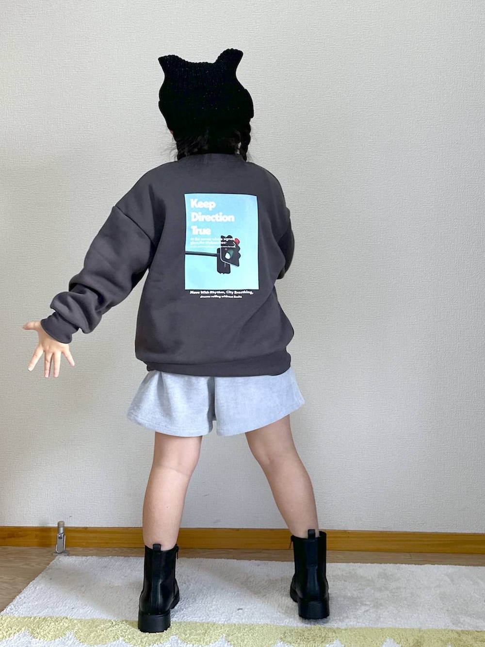 ブラック系のブーツ、ブルー系のその他パンツ、ブラック系のニットキャップ/ビーニーを着用したキッズの秋コーディネートの4枚目の写真