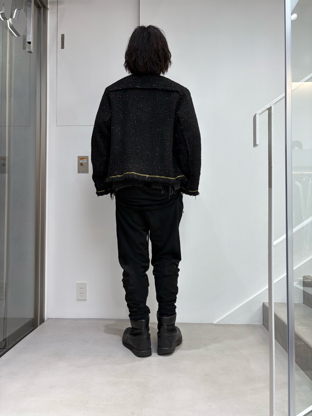 ブラック系のカバーオールを着用したメンズの秋コーディネートの3枚目の写真