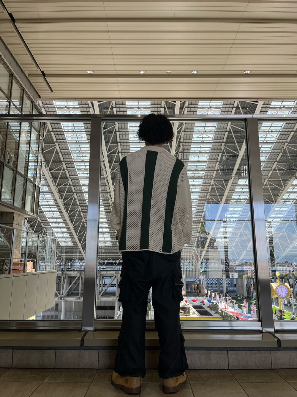 ブラック系のその他パンツを着用したメンズの春コーディネートの3枚目の写真