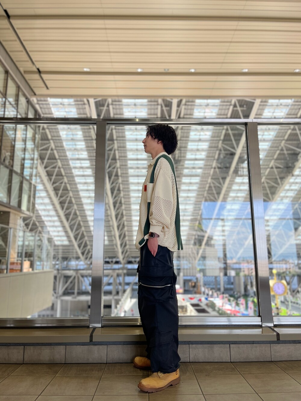 ブラック系のその他パンツを着用したメンズの春コーディネートの2枚目の写真