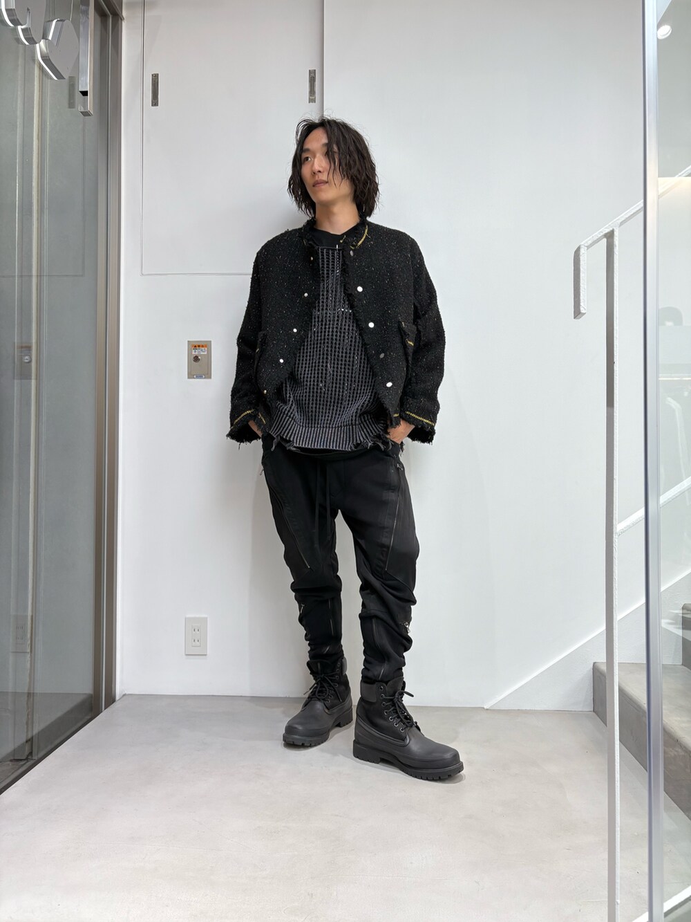 ブラック系のカバーオールを着用したメンズの秋コーディネートの2枚目の写真