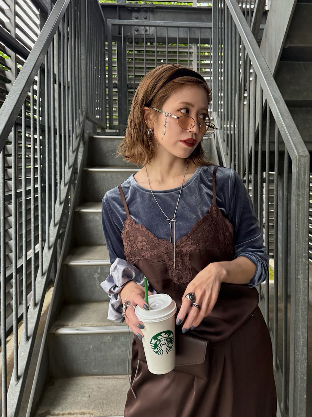 ブラウン系のワンピース、ブラック系のパンプス、ブルー系のトップスを着用したレディースの秋コーディネートの3枚目の写真