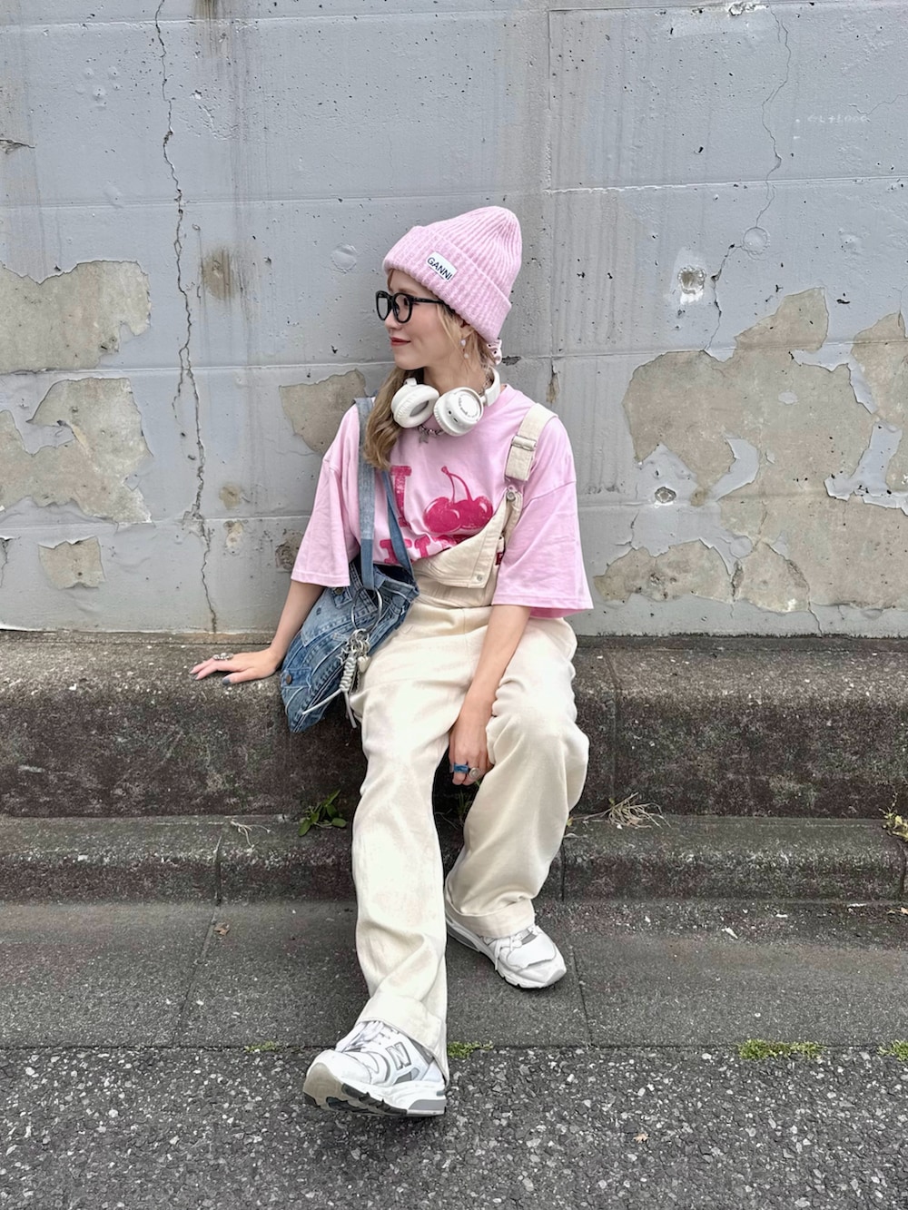 ホワイト系のスニーカー、ピンク系のTシャツ/カットソー、ホワイト系のヘッドフォン/イヤホンを着用したレディースの春コーディネートの3枚目の写真