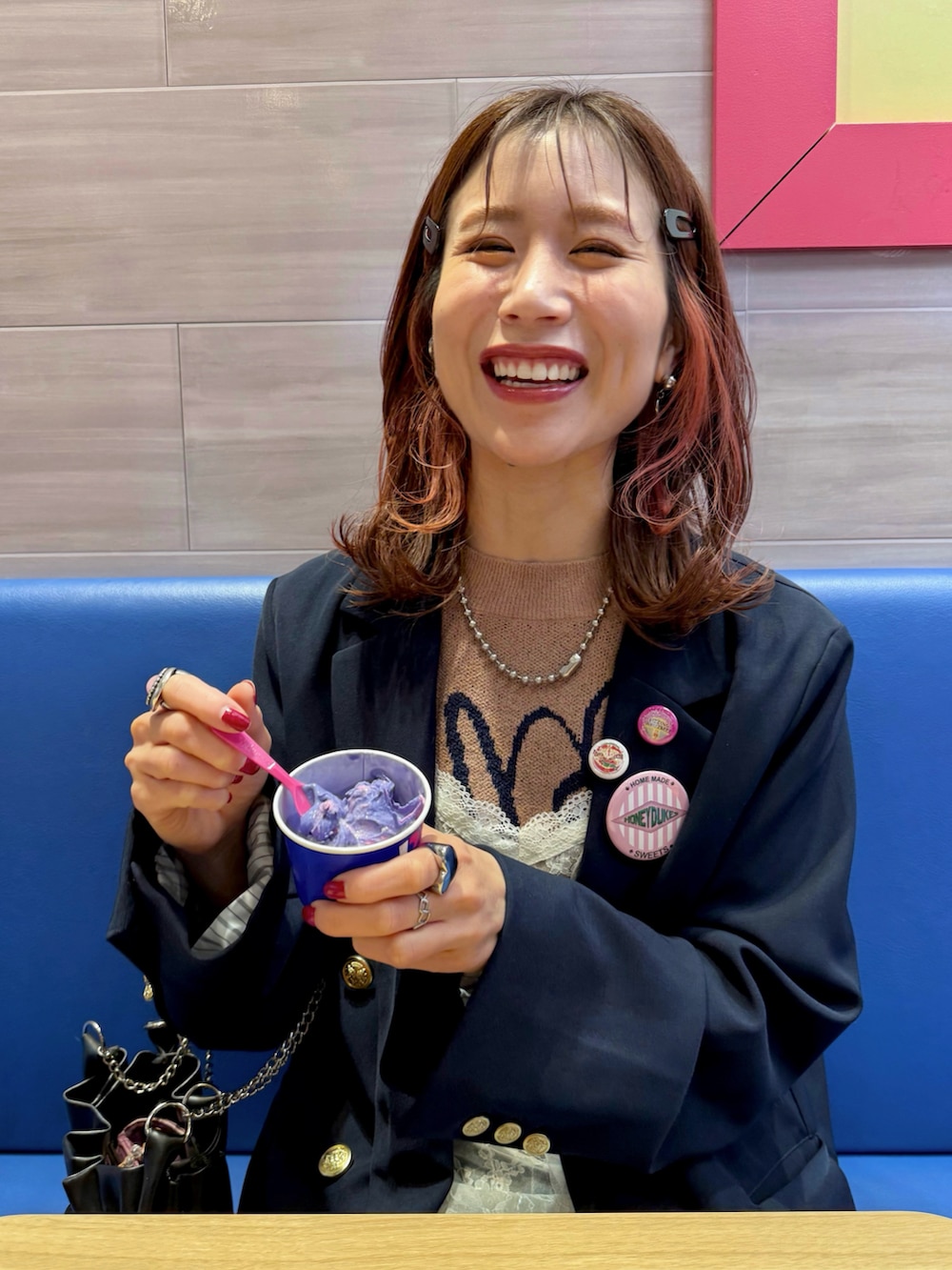 ブルー系のテーラードジャケット、ホワイト系のキャミソール、ブルー系のデニムパンツを着用したレディースの冬コーディネートの4枚目の写真