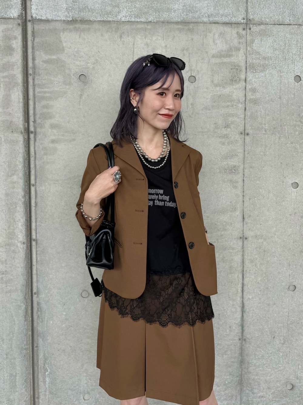 ブラック系のTシャツ/カットソー、ブラウン系のテーラードジャケット、ブラウン系のスカートを着用したレディースの夏コーディネートの2枚目の写真