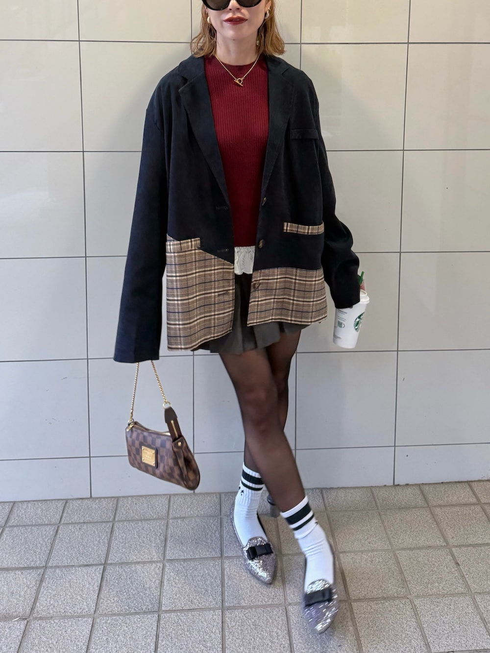 シルバー系のパンプス、レッド系のニット/セーター、ブルー系のテーラードジャケットを着用したレディースの秋コーディネートの3枚目の写真