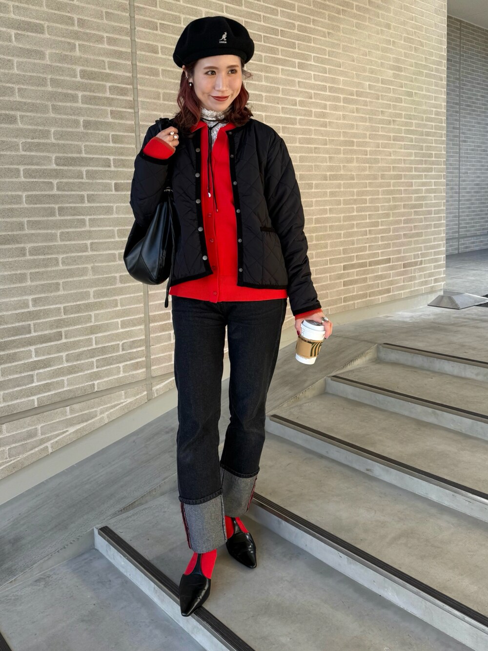 「ベレー帽、ベレー帽コーデ、ベレー帽×メガネ、赤コーデ、赤ニット、キャットアイサングラス、サングラス、KANGOL、BONLECILL、デニムコーデ、ブラックデニム、赤黒、襟付きトップス、襟付きニット、赤靴下」｜「KANGOLのKANGOL WOOL JAX BERET（ハンチング/ベレー帽、ブラック系）」を使った、remiさん（骨格ストレート・レディース・154cm）の冬コーディネートの3枚目の写真
