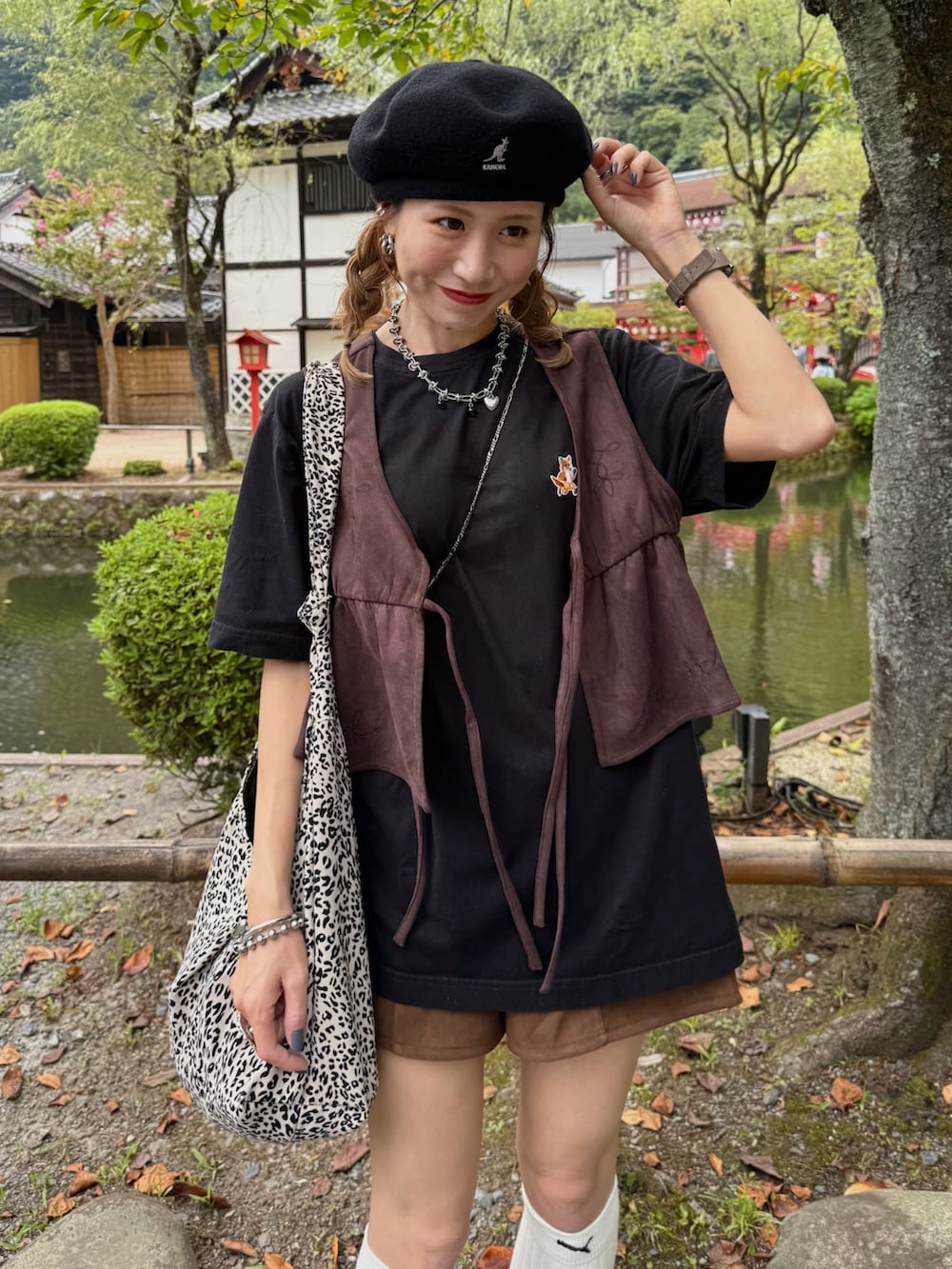 ブラウン系のローファー、ブラック系のTシャツ/カットソー、ブラウン系のベストを着用したレディースの秋コーディネートの2枚目の写真