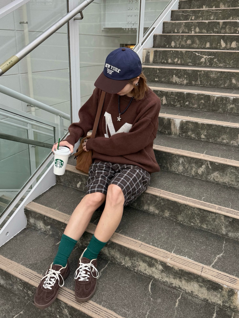 ブラウン系のニット/セーター、ブラウン系のパンツ、ブラウン系のスニーカーを着用したレディースの秋コーディネートの4枚目の写真