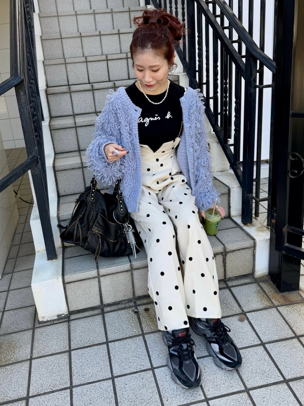 ブラック系のTシャツ/カットソー、ブルー系のカーディガン/ボレロ、ブラック系のトートバッグを着用したレディースの冬コーディネートの2枚目の写真