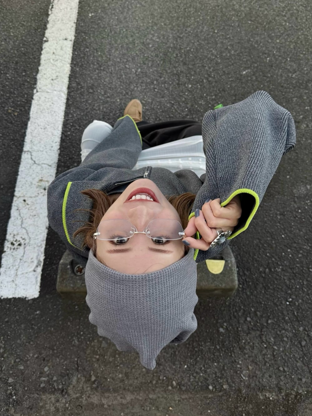 グレー系のカーディガン/ボレロ、ホワイト系のワンピース、グリーン系のハンドバッグを着用したレディースの秋コーディネートの4枚目の写真