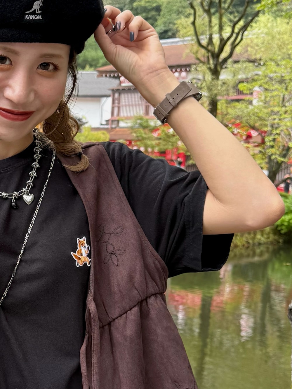 ブラウン系のローファー、ブラック系のTシャツ/カットソー、ブラウン系のベストを着用したレディースの秋コーディネートの3枚目の写真