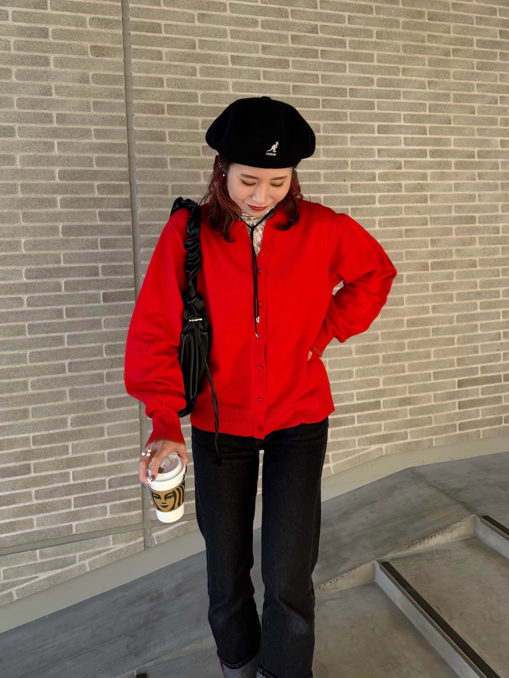 「ベレー帽、ベレー帽コーデ、ベレー帽×メガネ、赤コーデ、赤ニット、キャットアイサングラス、サングラス、KANGOL、BONLECILL、デニムコーデ、ブラックデニム、赤黒、襟付きトップス、襟付きニット、赤靴下」｜「KANGOLのKANGOL WOOL JAX BERET（ハンチング/ベレー帽、ブラック系）」を使った、remiさん（骨格ストレート・レディース・154cm）の冬コーディネートの2枚目の写真