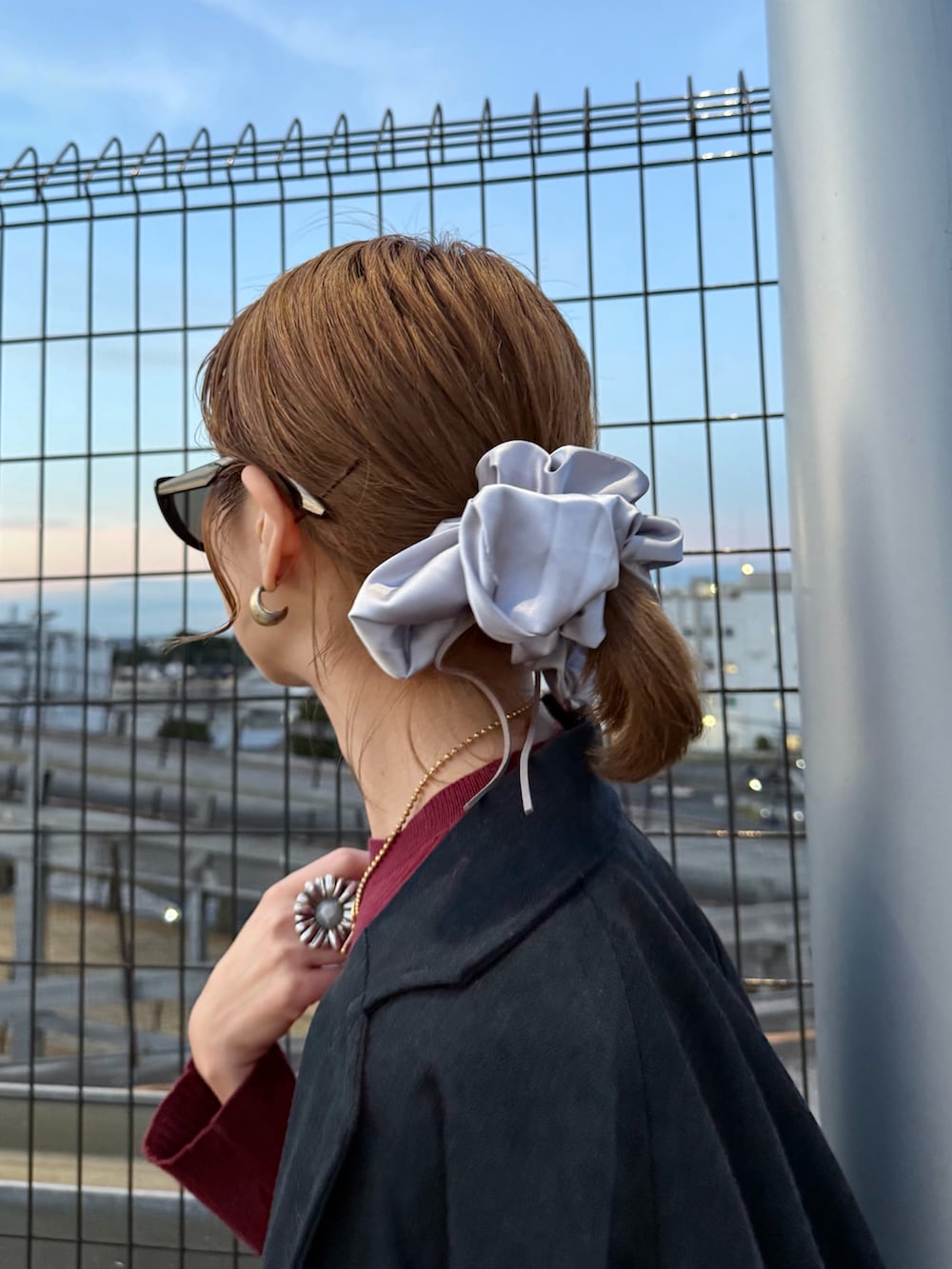 シルバー系のパンプス、レッド系のニット/セーター、ブルー系のテーラードジャケットを着用したレディースの秋コーディネートの4枚目の写真