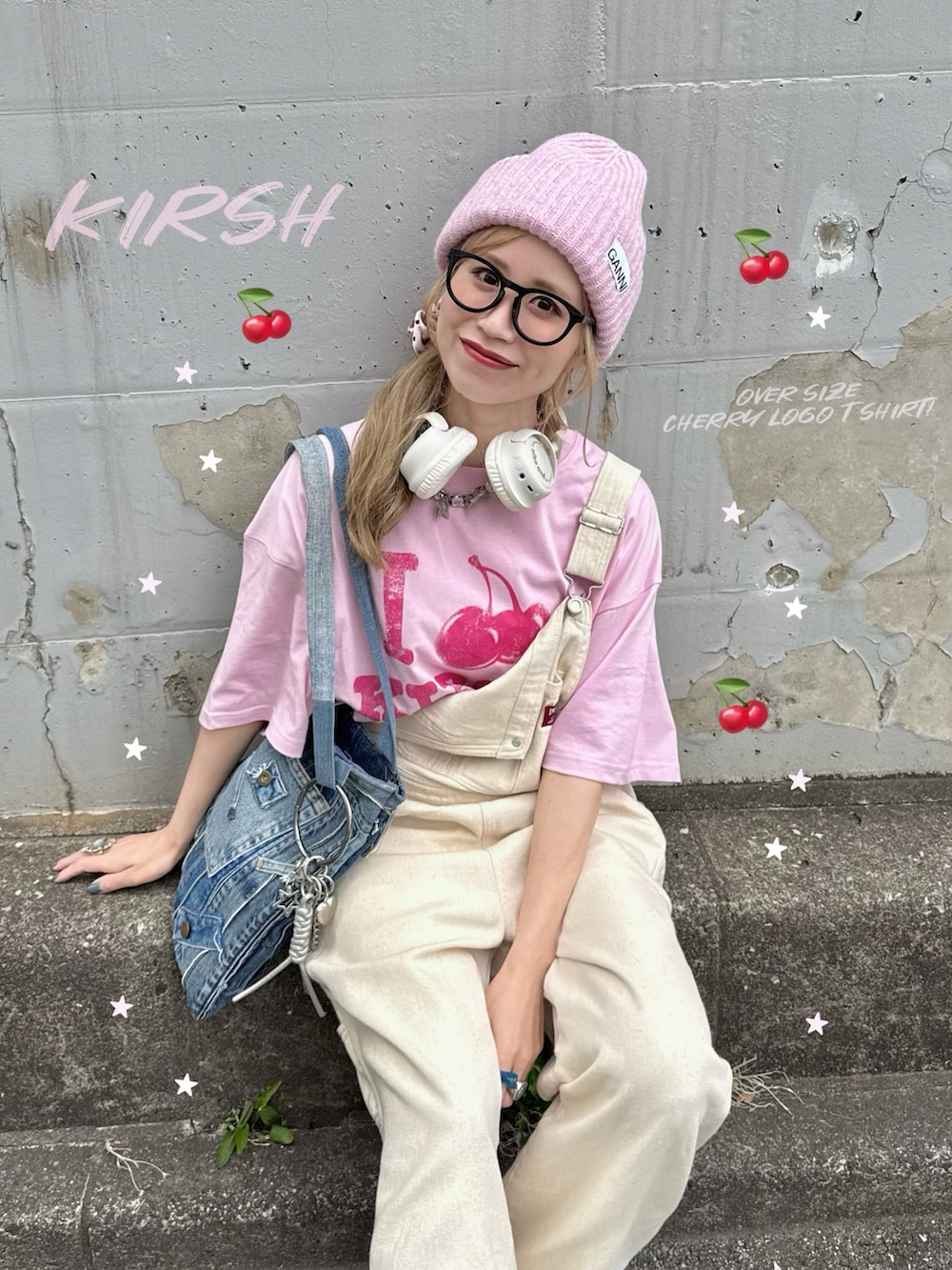 ホワイト系のスニーカー、ピンク系のTシャツ/カットソー、ホワイト系のヘッドフォン/イヤホンを着用したレディースの春コーディネートの2枚目の写真