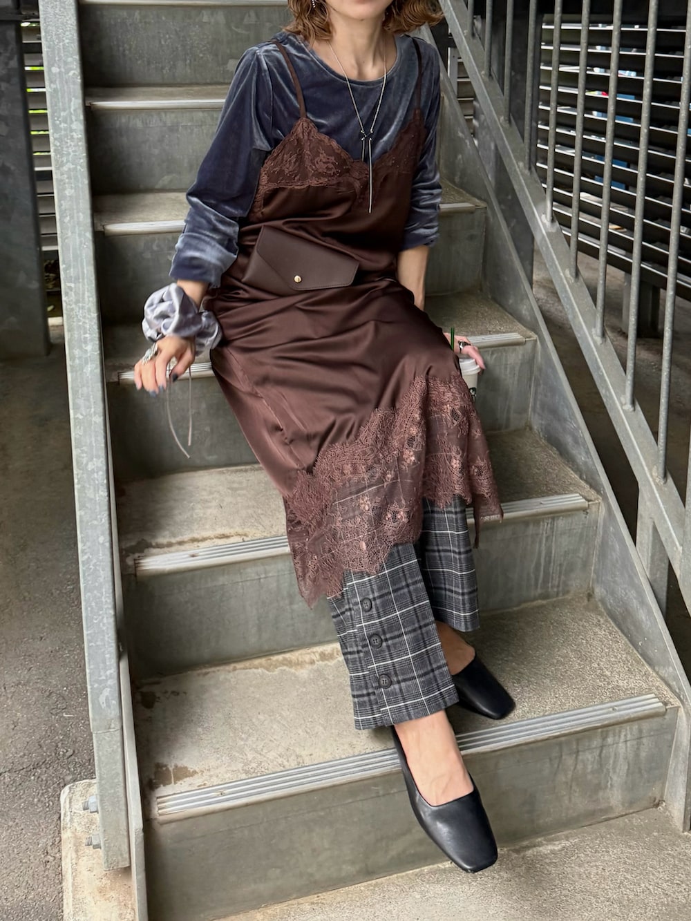 ブラウン系のワンピース、ブラック系のパンプス、ブルー系のトップスを着用したレディースの秋コーディネートの2枚目の写真