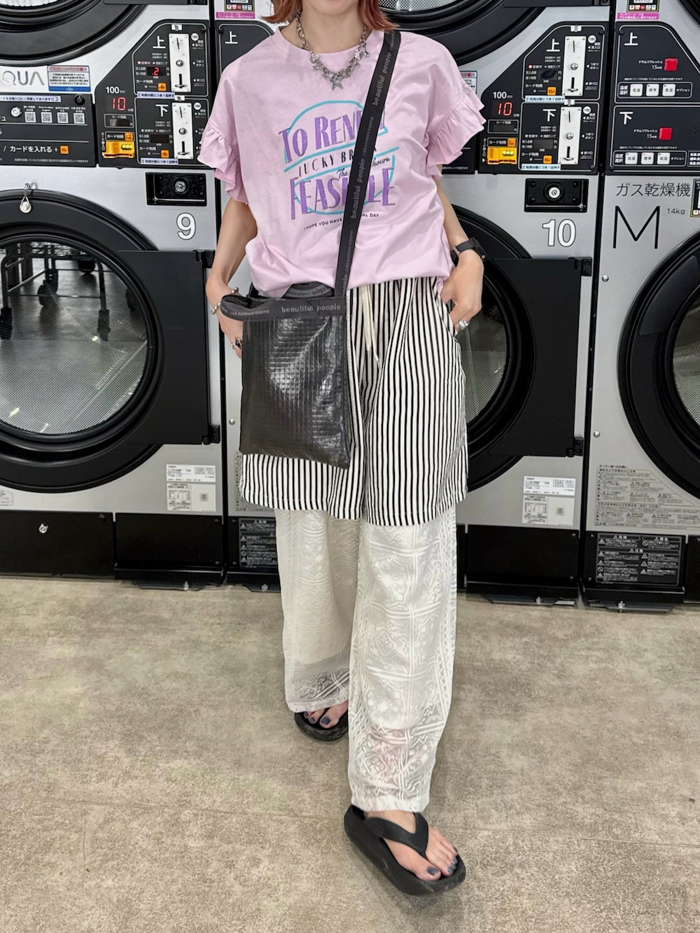 ブラック系のサンダル、ブラック系のショルダーバッグ、ピンク系のTシャツ/カットソーを着用したレディースの夏コーディネートの2枚目の写真