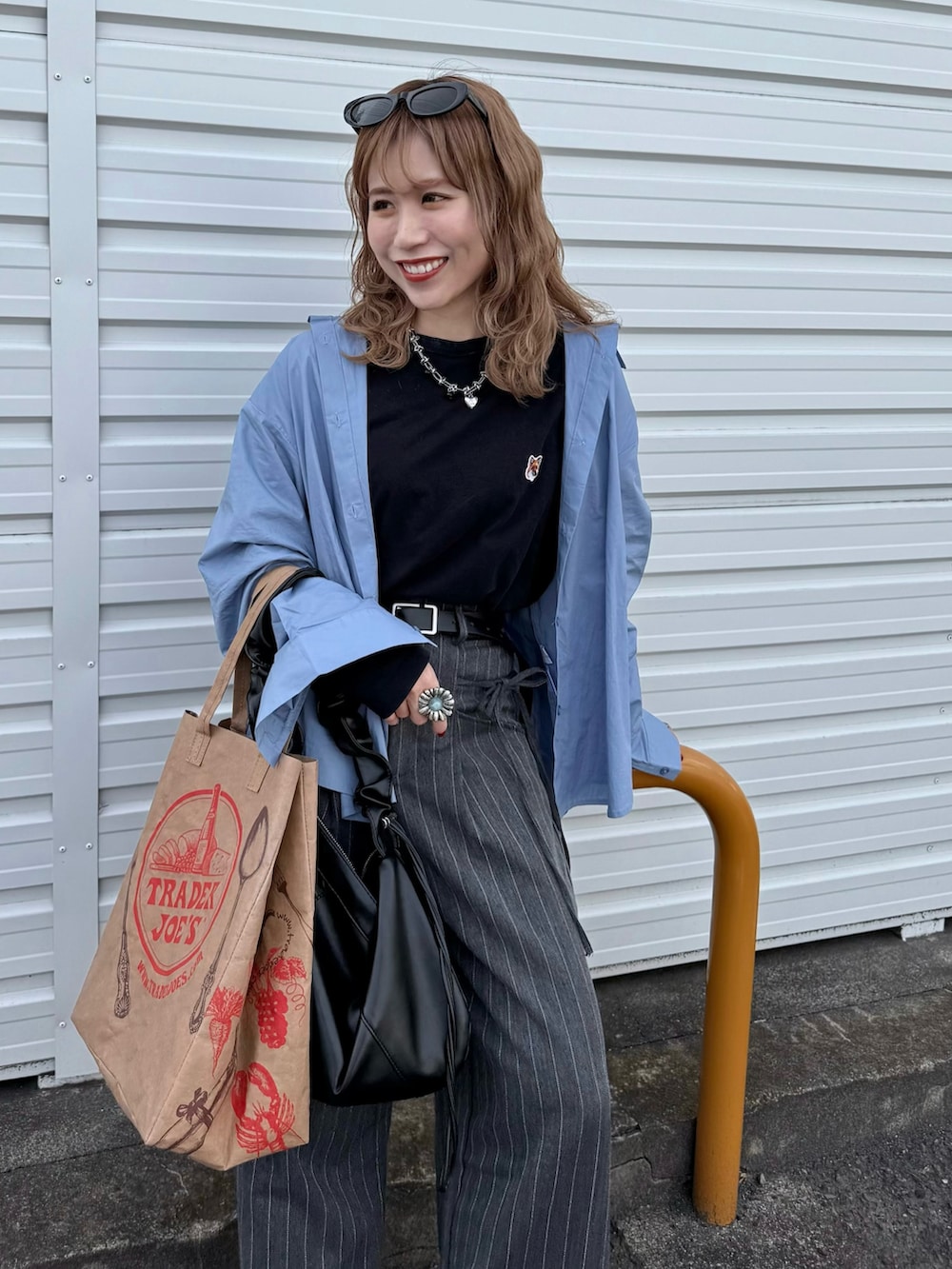 ブラック系のサンダル、ブラック系のTシャツ/カットソー、ブルー系のシャツ/ブラウスを着用したレディースの夏コーディネートの2枚目の写真