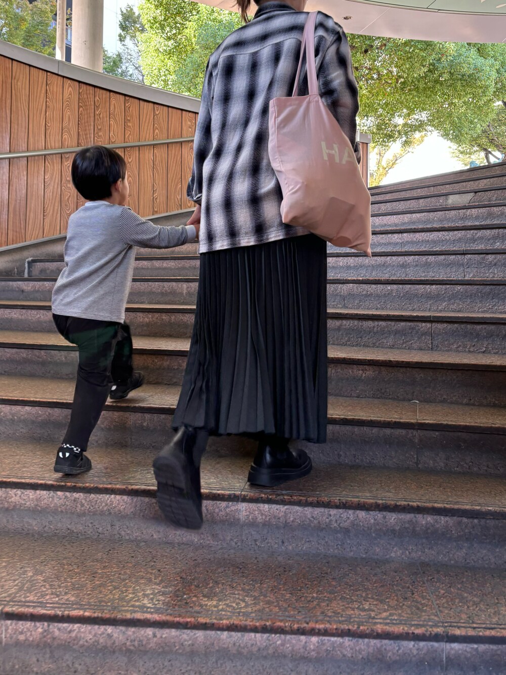 ブラック系のジャケット/アウター、ブラック系のスカート、ピンク系のトートバッグを着用したレディースの秋コーディネートの2枚目の写真