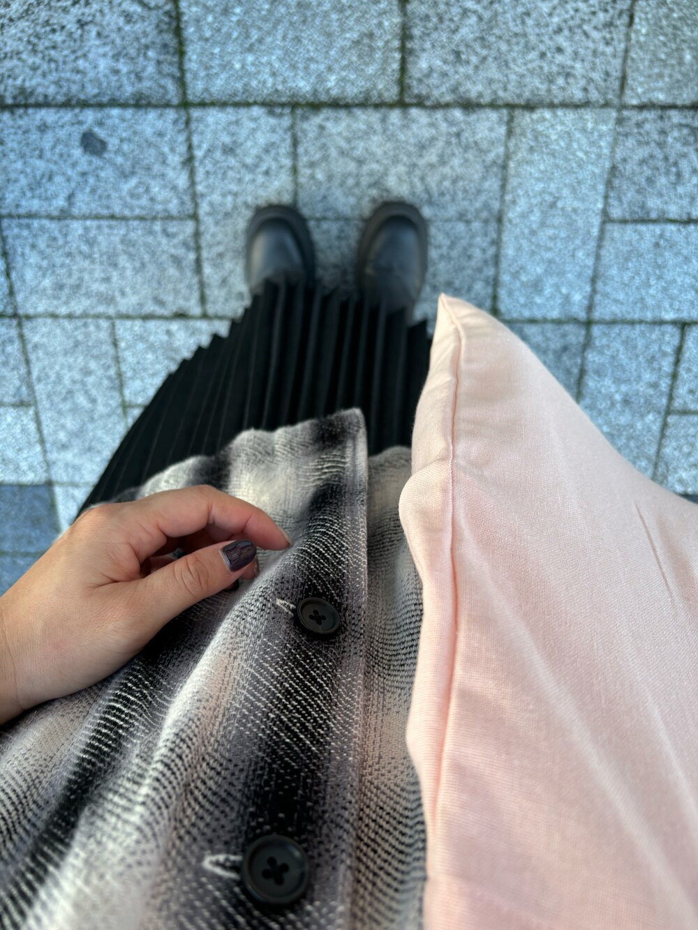 ブラック系のジャケット/アウター、ブラック系のスカート、ピンク系のトートバッグを着用したレディースの秋コーディネートの3枚目の写真