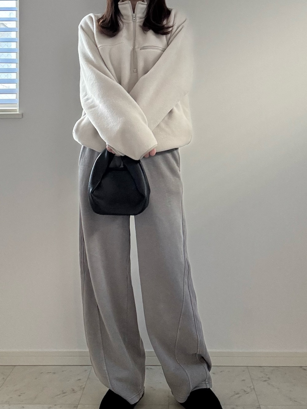 「真冬のあったかスタイル、スウェットパンツ、スウェットコーデ、GU、GUコーデ、シンプルコーデ、ママコーデ、プチプラコーデ」｜「GUのアイテム（スウェットパンツ、グレー系）」を使った、yuyuさん（骨格ストレート・レディース・160cm）の冬コーディネートの2枚目の写真