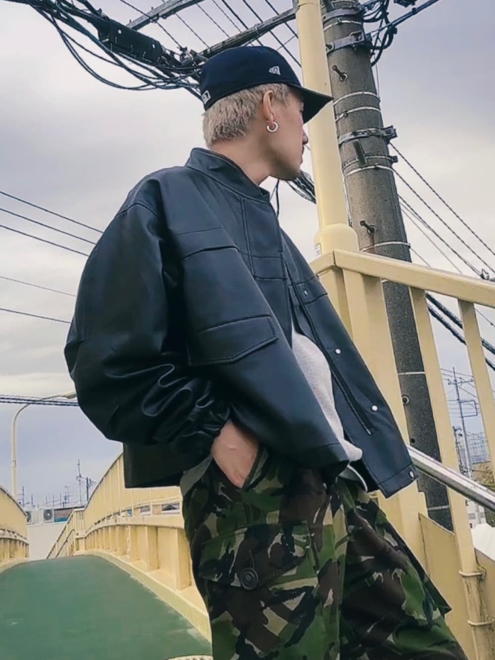 ブラック系のブルゾン、ブルー系のキャップを着用したメンズの秋コーディネートの3枚目の写真