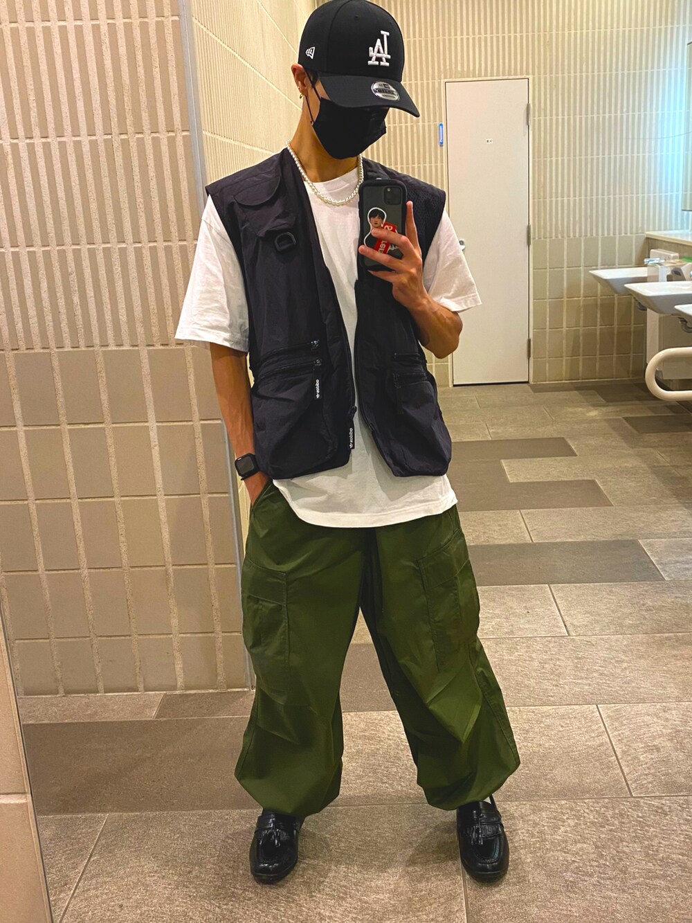 ブラック系のキャップを着用したメンズの夏コーディネートの2枚目の写真