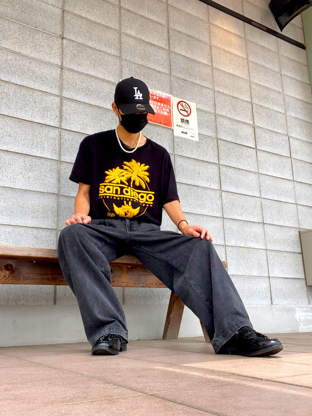 ブラック系のデニムパンツ、ブラック系のキャップを着用したメンズの夏コーディネートの3枚目の写真