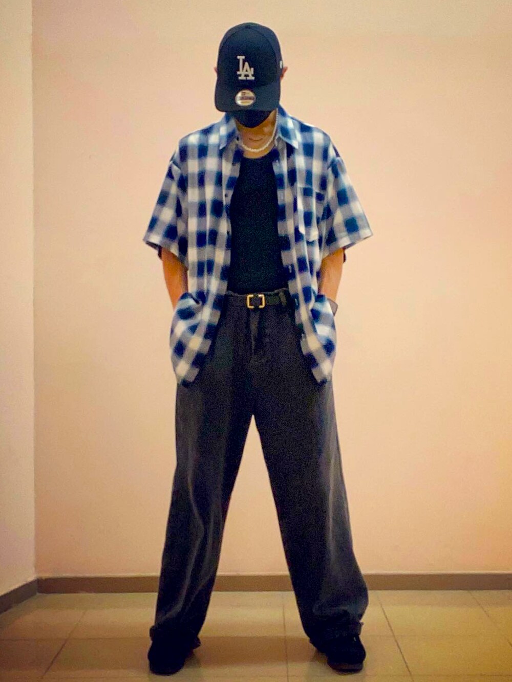 ブルー系のTシャツ/カットソー、ブラック系のデニムパンツ、ブラック系のブーツを着用したメンズの夏コーディネートの2枚目の写真