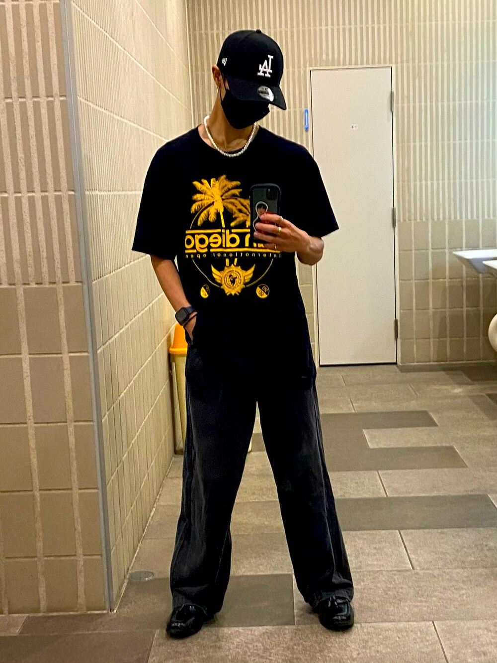 ブラック系のデニムパンツ、ブラック系のキャップを着用したメンズの夏コーディネートの2枚目の写真