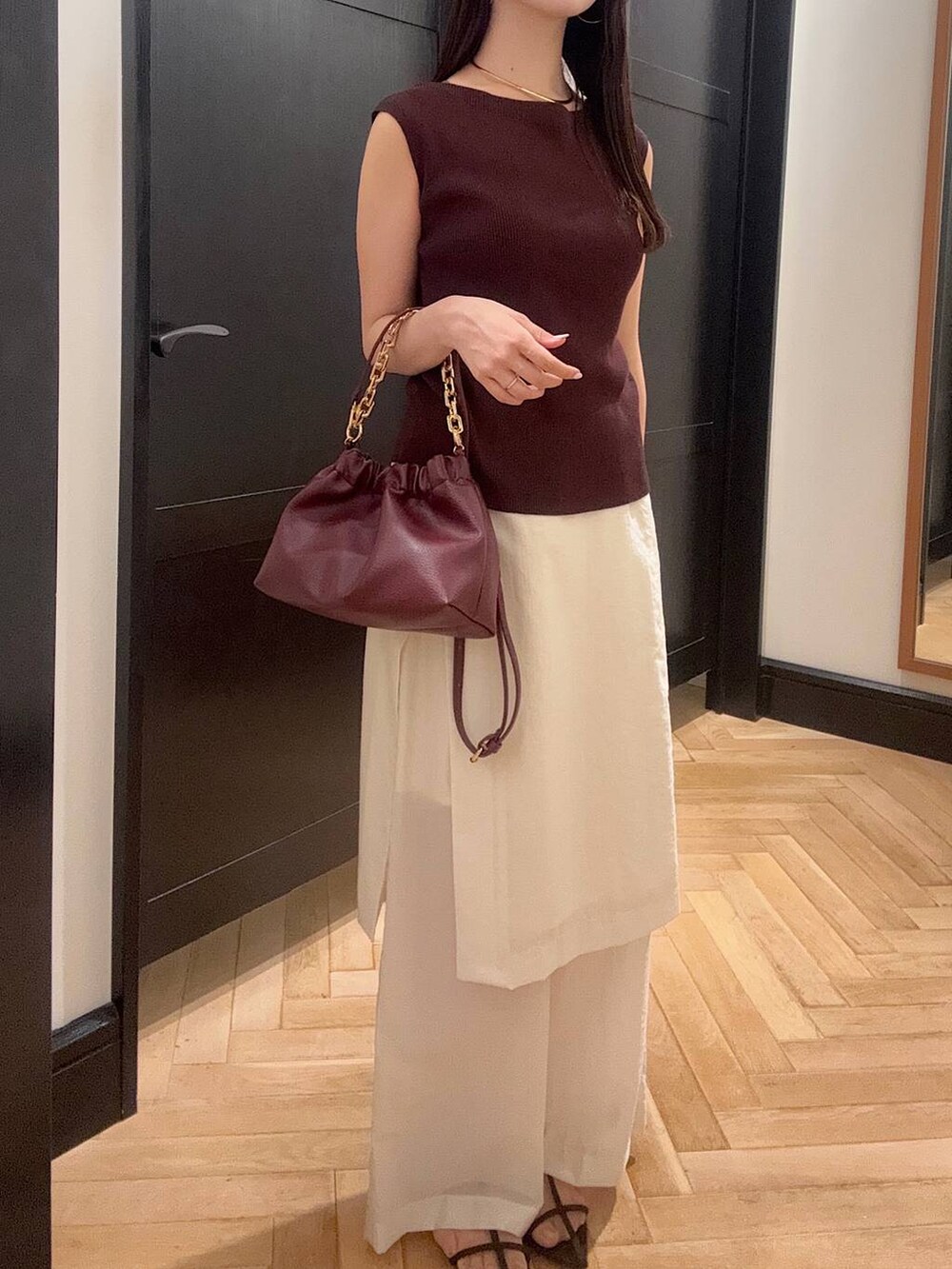 ブラウン系のサンダル、レッド系のニット/セーター、ホワイト系のその他パンツを着用したレディースの夏コーディネートの4枚目の写真