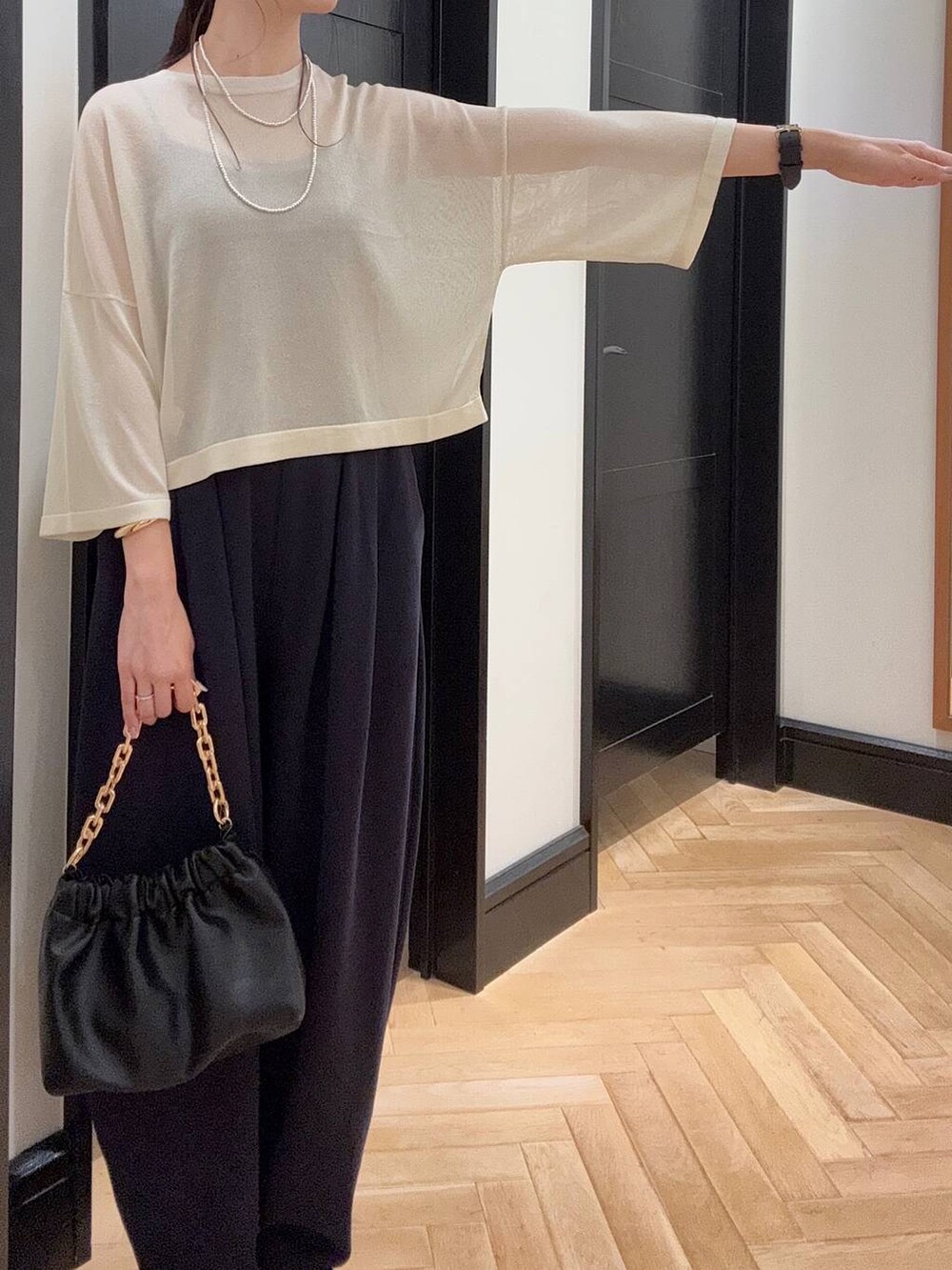 ブルー系のスウェットパンツ、ホワイト系のニット/セーター、ブラウン系のパンプスを着用したレディースの夏コーディネートの5枚目の写真