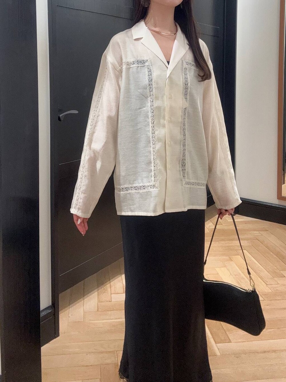 ブルー系のワンピース、ホワイト系のシャツ/ブラウス、ブラック系のショルダーバッグを着用したレディースの夏コーディネートの4枚目の写真