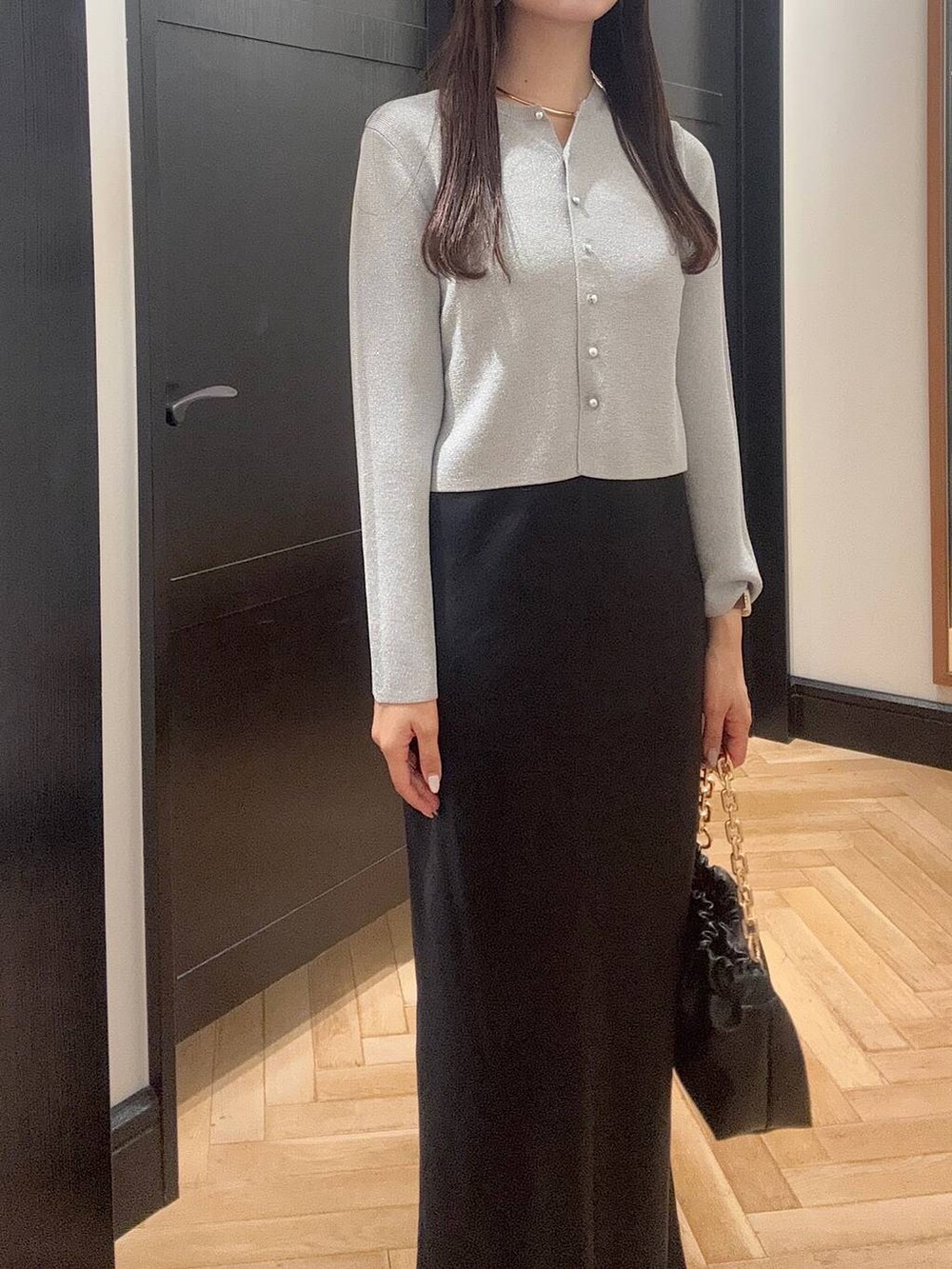 シルバー系のカーディガン/ボレロ、ブルー系のワンピース、ブラック系のショルダーバッグを着用したレディースの夏コーディネートの4枚目の写真