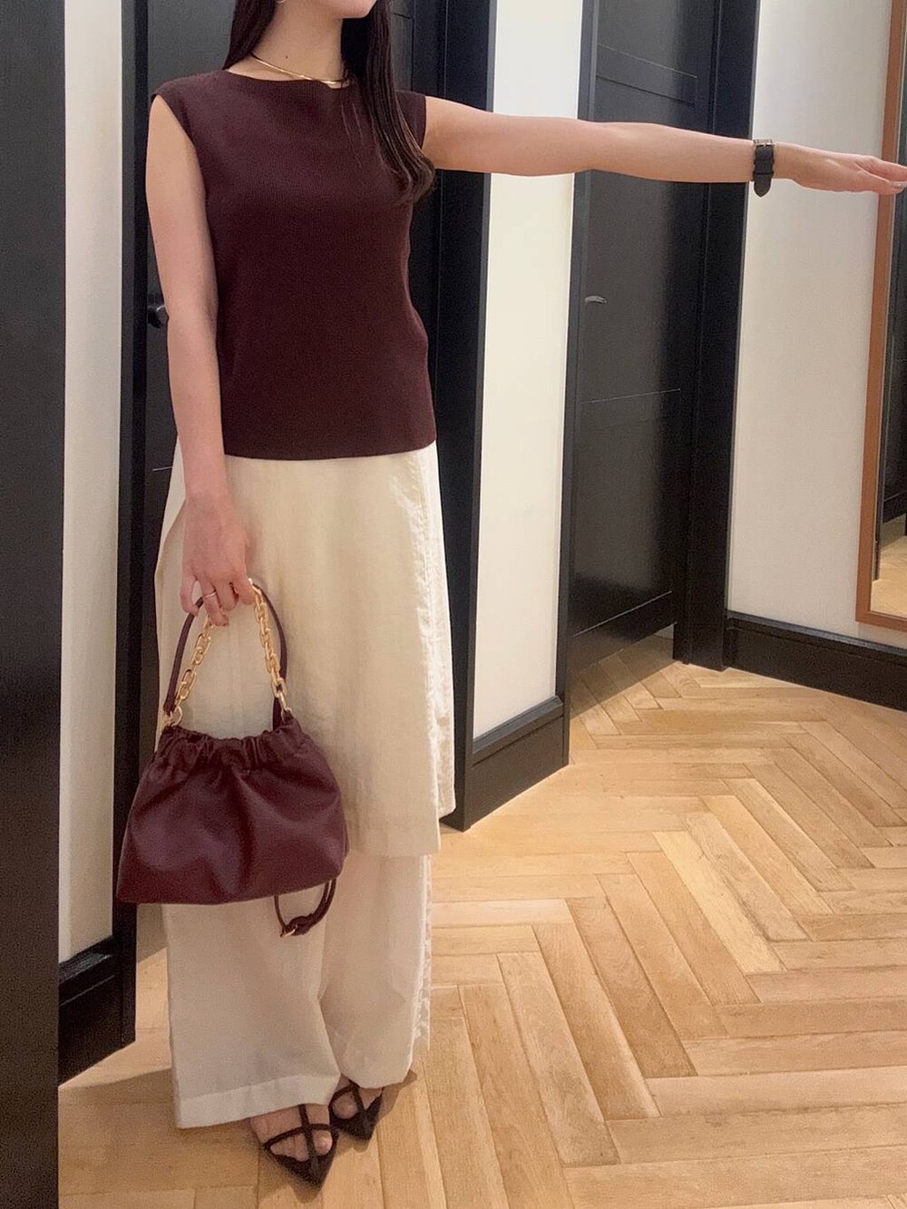 ブラウン系のサンダル、レッド系のニット/セーター、ホワイト系のその他パンツを着用したレディースの夏コーディネートの5枚目の写真