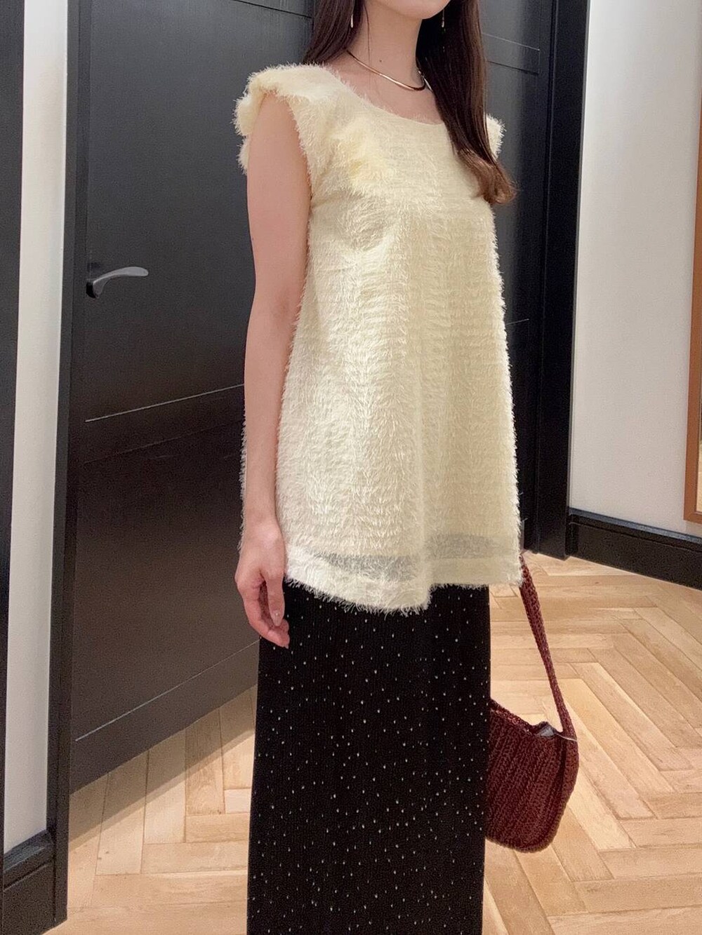 ブラウン系のハンドバッグ、その他のスカート、ブラック系のパンプスを着用したレディースの夏コーディネートの4枚目の写真