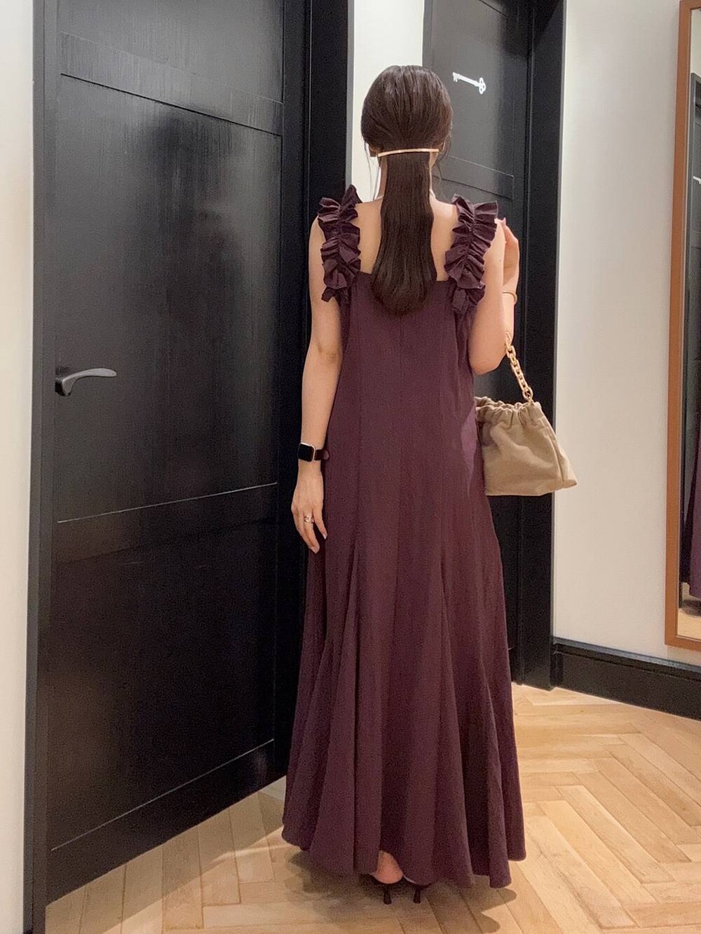 ブラウン系のパンプス、ブラウン系のワンピース、ベージュ系のショルダーバッグを着用したレディースの夏コーディネートの3枚目の写真