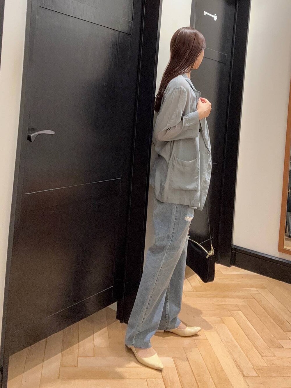 イエロー系のその他シューズ、ブルー系のデニムパンツ、ブルー系のテーラードジャケットを着用したレディースの夏コーディネートの2枚目の写真