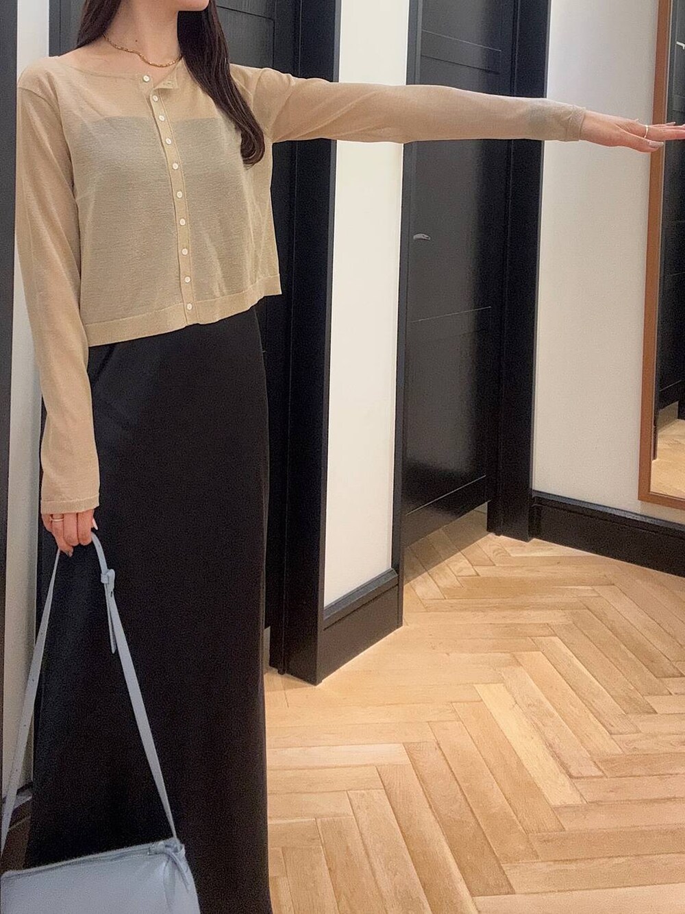 ブルー系のハンドバッグ、ブラウン系のパンプス、ブルー系のワンピースを着用したレディースの夏コーディネートの4枚目の写真