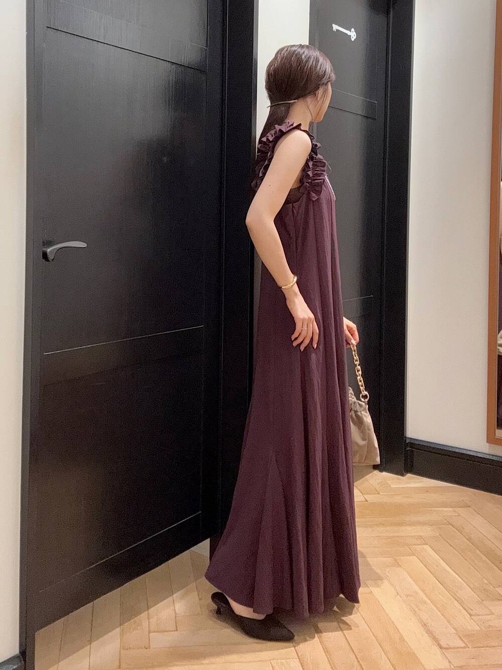 ブラウン系のパンプス、ブラウン系のワンピース、ベージュ系のショルダーバッグを着用したレディースの夏コーディネートの2枚目の写真