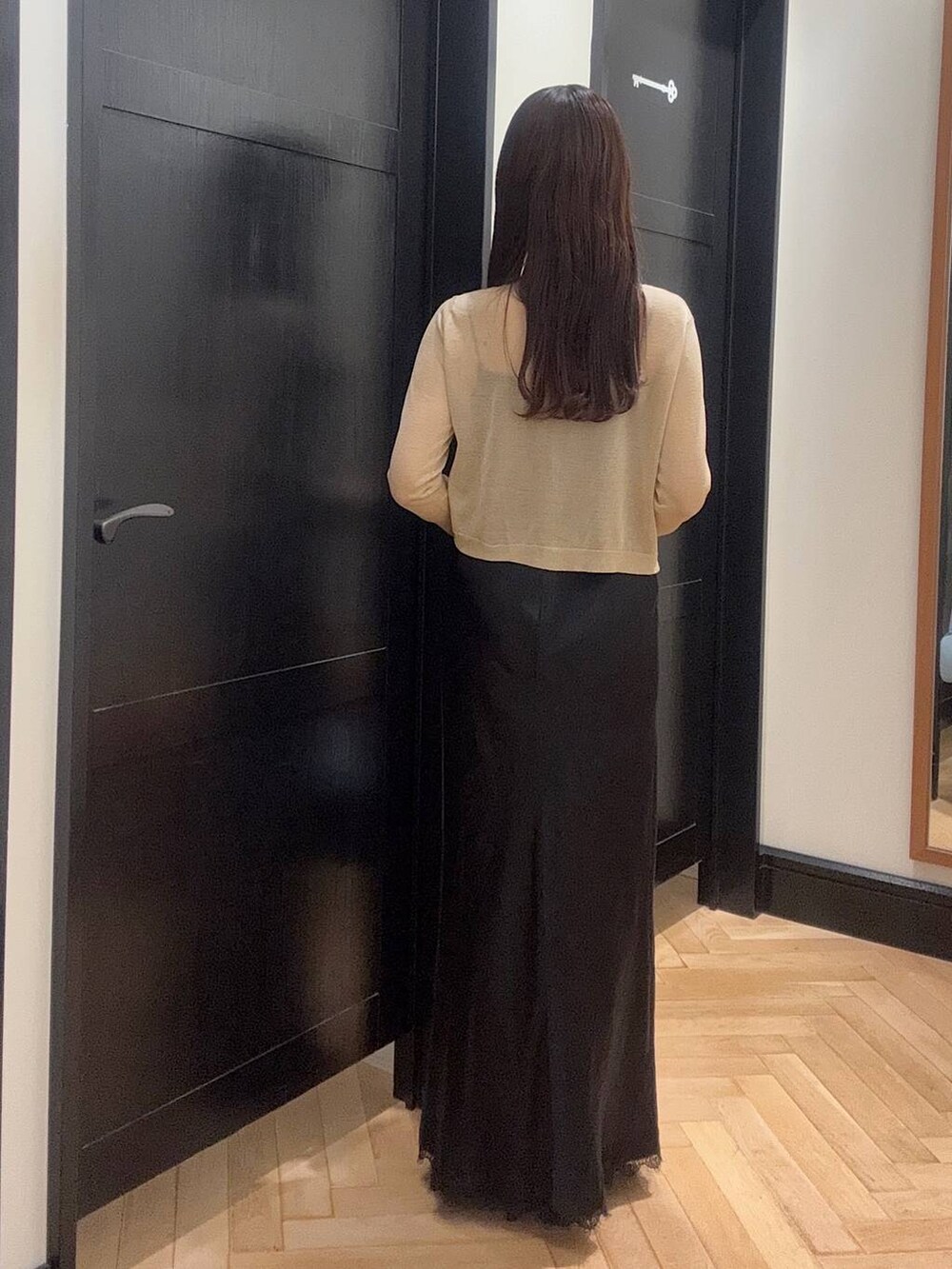 ブルー系のハンドバッグ、ブラウン系のパンプス、ブルー系のワンピースを着用したレディースの夏コーディネートの3枚目の写真