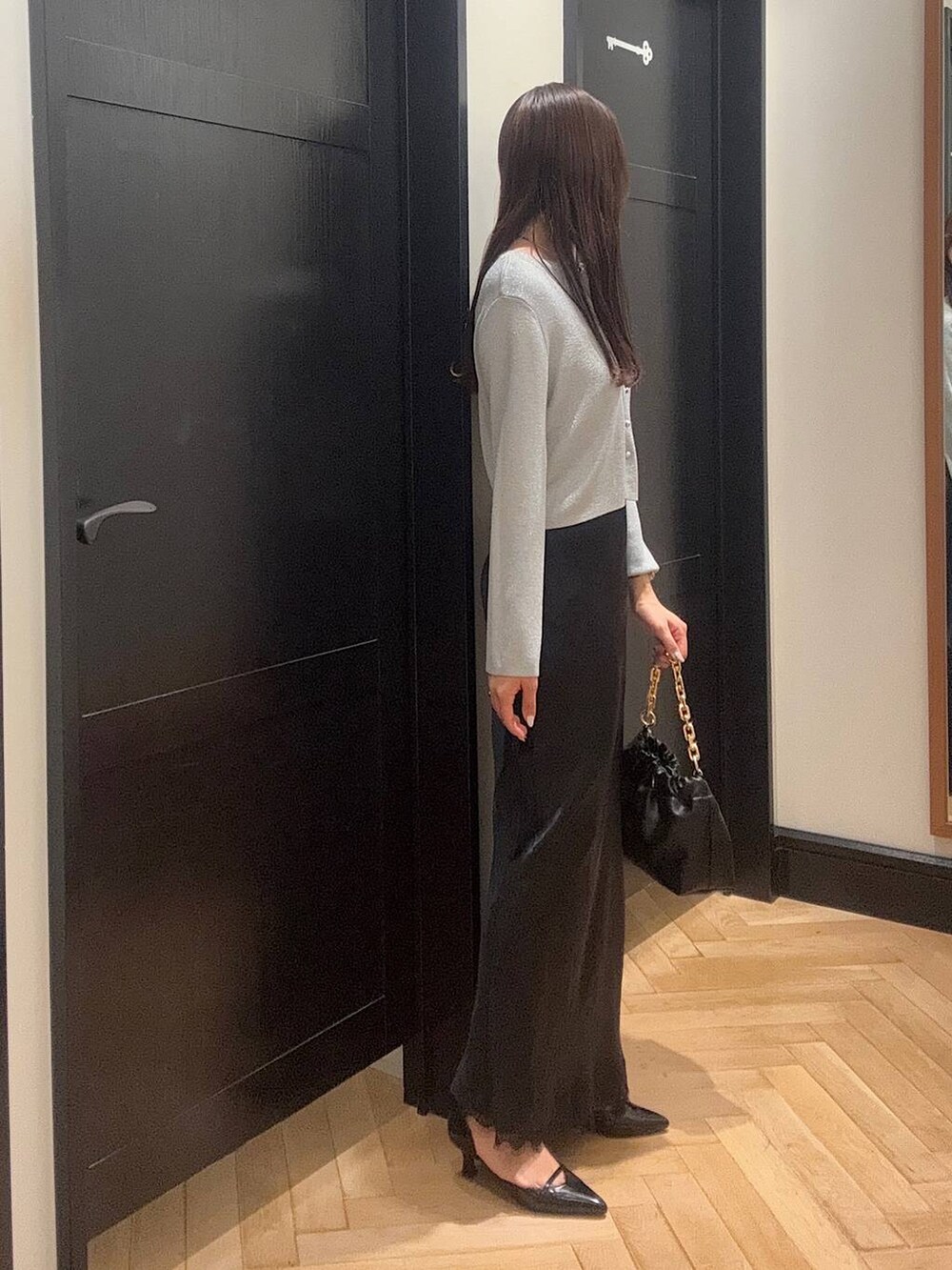 シルバー系のカーディガン/ボレロ、ブルー系のワンピース、ブラック系のショルダーバッグを着用したレディースの夏コーディネートの2枚目の写真