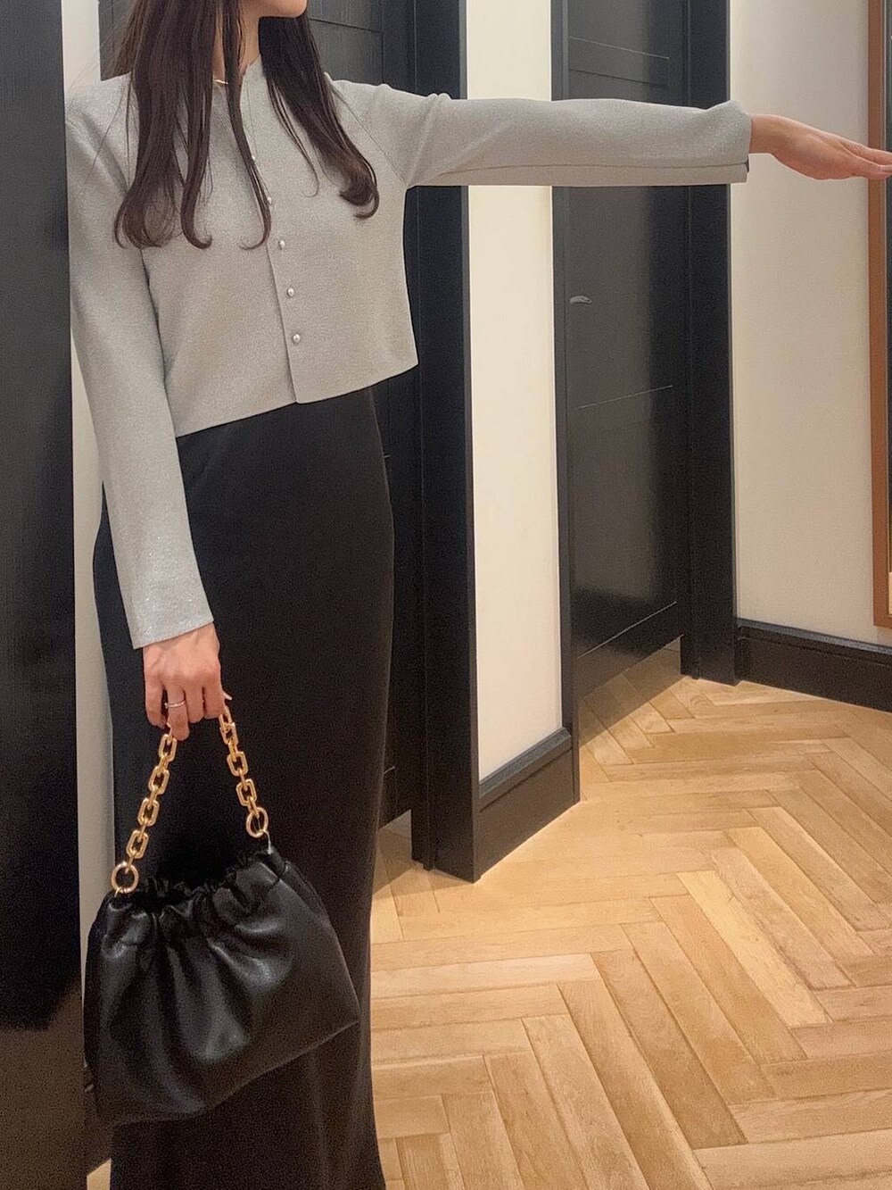 シルバー系のカーディガン/ボレロ、ブルー系のワンピース、ブラック系のショルダーバッグを着用したレディースの夏コーディネートの5枚目の写真