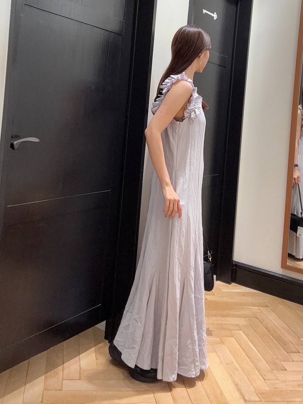 ブルー系のワンピース、ブラック系のスニーカー、ブラック系のショルダーバッグを着用したレディースの夏コーディネートの2枚目の写真