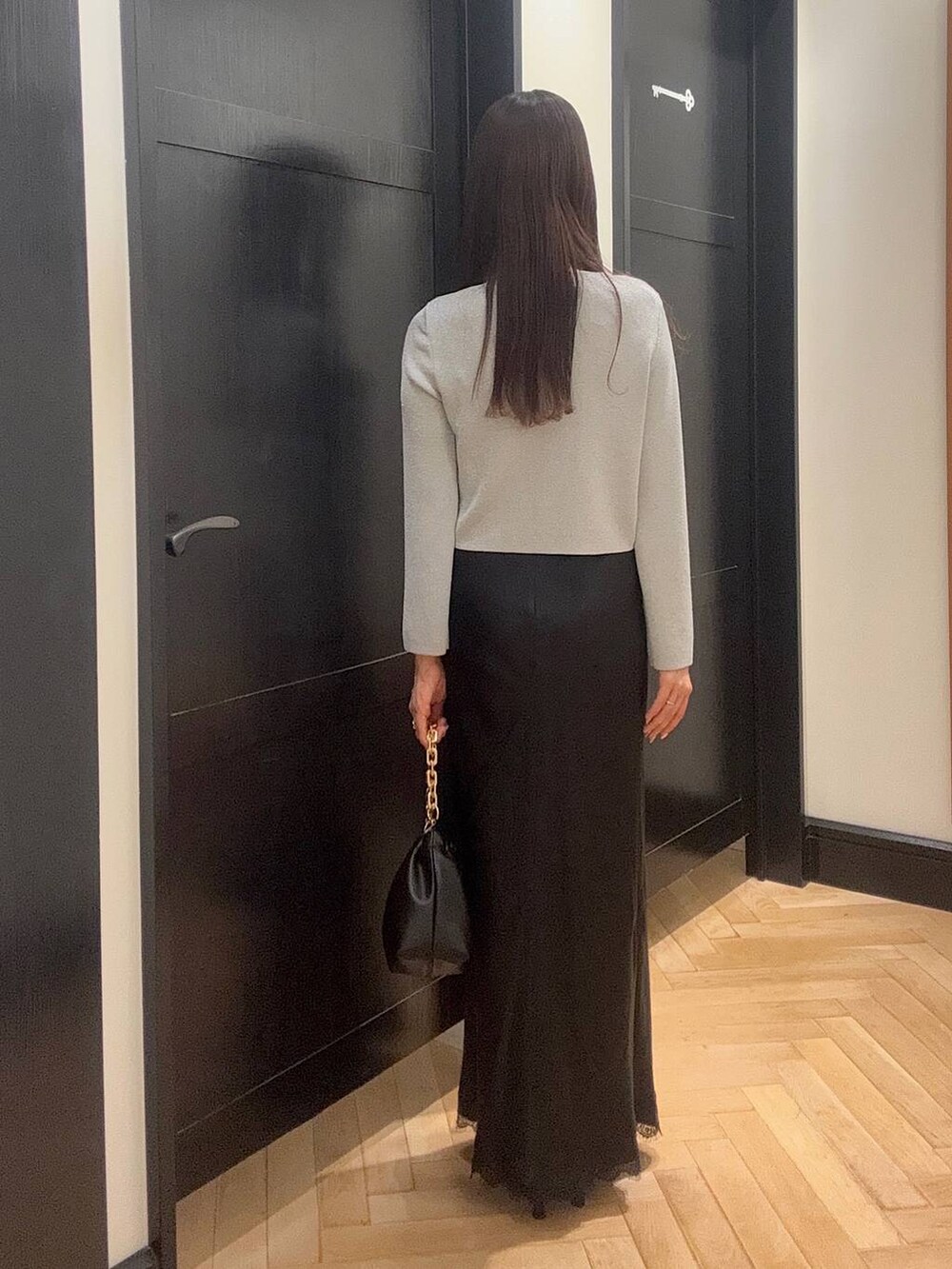 シルバー系のカーディガン/ボレロ、ブルー系のワンピース、ブラック系のショルダーバッグを着用したレディースの夏コーディネートの3枚目の写真