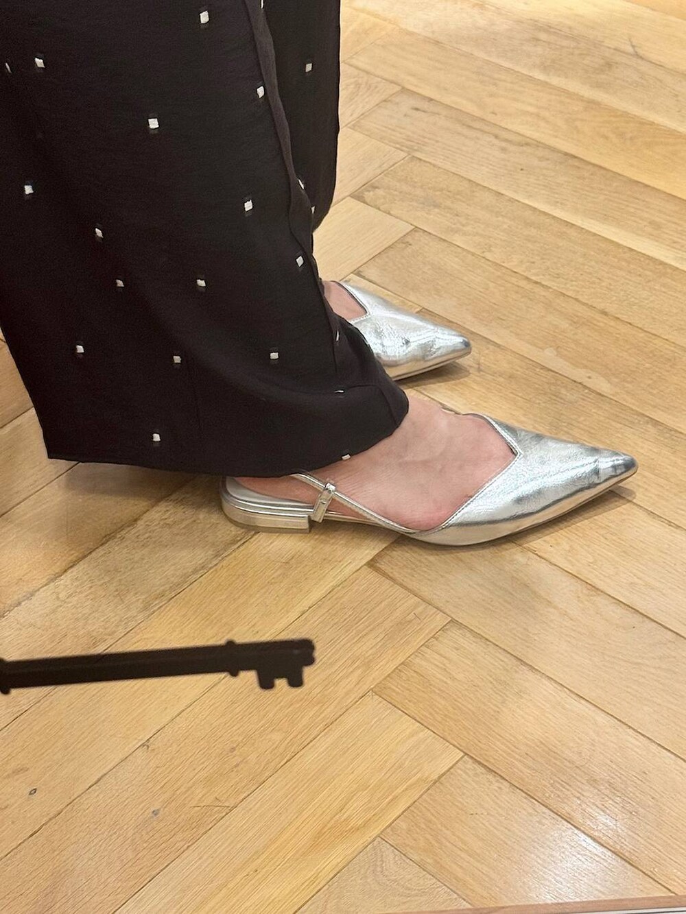 ブラック系のその他パンツ、シルバー系のパンプスを着用したレディースの夏コーディネートの2枚目の写真