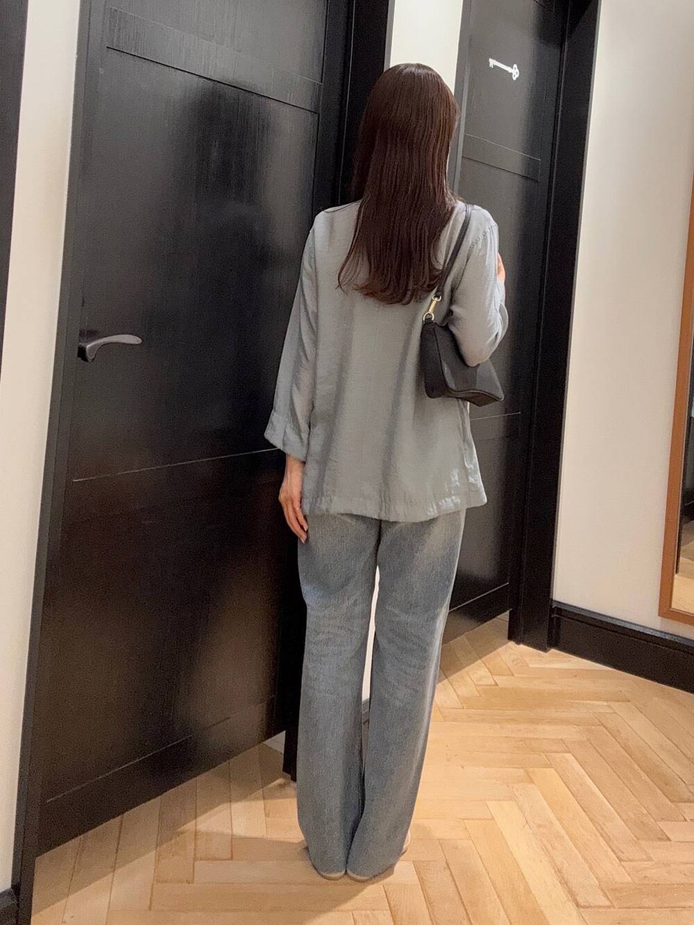 イエロー系のその他シューズ、ブルー系のデニムパンツ、ブルー系のテーラードジャケットを着用したレディースの夏コーディネートの3枚目の写真